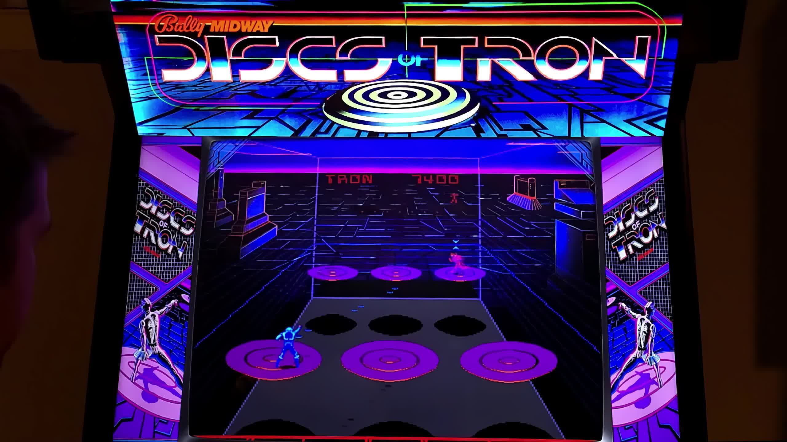 Plus de 2 600 jeux d'arcade rétro gaming jouables et disponibles gratuitement en ligne 2 Tron aficionado rescues extremely rare working arcade game his neighbor almost threw out