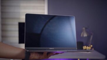 Comment nettoyer l'écran de votre MacBook : WHOOSH, conseils, et plus 28 How to clean your MacBook screen: WHOOSH, tips, more