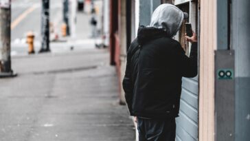 La France fait un pas de géant : une nouvelle loi autorise la surveillance policière par le biais de caméras, de micros et de GPS 7 France