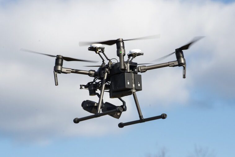 La police de New York envisage d'utiliser des drones pour diffuser des alertes météorologiques 1 New York City police plan to utilize UAVs for broadcasting weather alerts