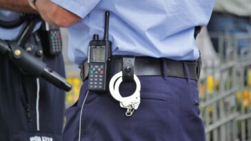 Les chercheurs démontrent les portes dérobées datant de plusieurs décennies dans les systèmes de radio cryptée utilisés par la police 6 Researchers demo decades-old backdoors in encrypted radio systems used by police