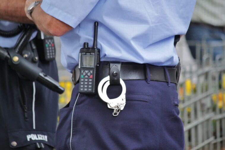 Les chercheurs démontrent les portes dérobées datant de plusieurs décennies dans les systèmes de radio cryptée utilisés par la police 1 Researchers demo decades-old backdoors in encrypted radio systems used by police