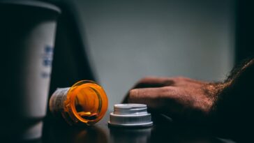 Les craintes liées à l'IA et aux licenciements poussent les cadres de l'industrie technologique à se droguer et à boire 17 Fears over AI and job layoffs are driving tech execs to drugs and drinking