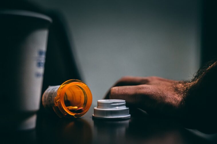 Les craintes liées à l'IA et aux licenciements poussent les cadres de l'industrie technologique à se droguer et à boire 1 Fears over AI and job layoffs are driving tech execs to drugs and drinking