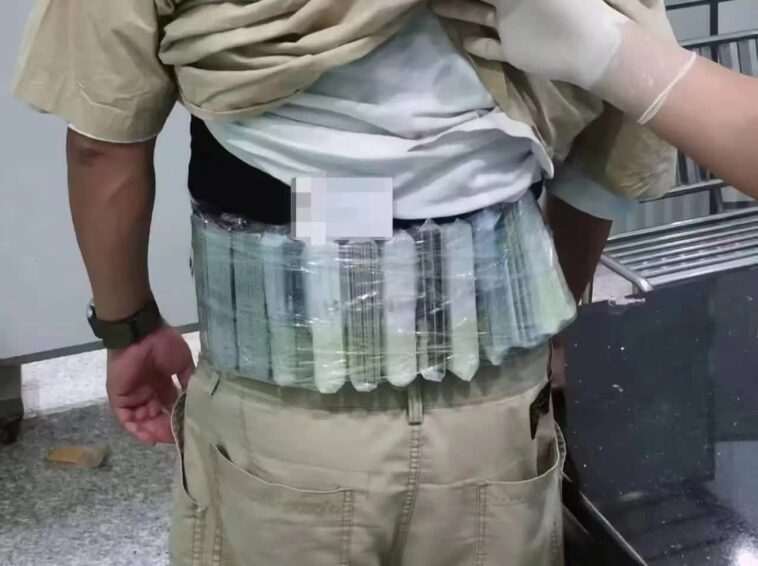 Les douanes chinoises arrêtent un contrebandier avec 420 disques SSD attachés à son corps 1 Chinese customs bust smuggler with 420 SSDs strapped to his body