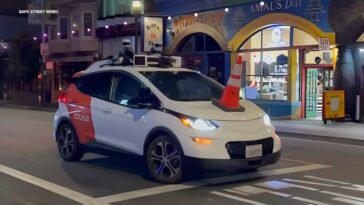 Les manifestants de San Francisco désactivent les véhicules autonomes à l'aide de cônes de signalisation 19 San Francisco protestors are disabling autonomous vehicles using traffic cones