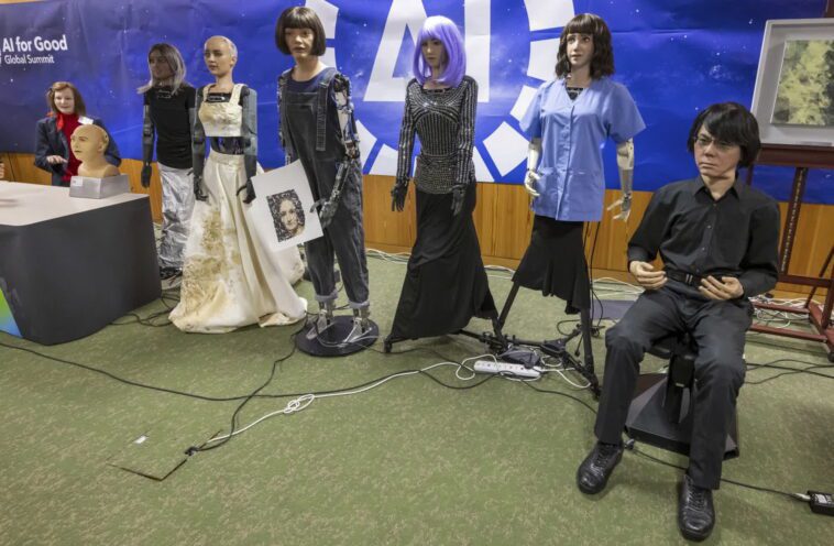 Un collectif effrayant de neuf robots basés sur l'IA présenté lors d'une conférence de presse des Nations unies 1 A creepy collective of nine AI-based robots showcased at UN news conference