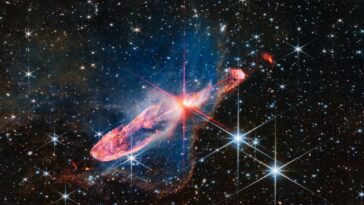 Dévoile-moi ce mystère : Qu'est-ce que le point d'interrogation céleste que les astronomes ont découvert dans cette photo du Webb NIRCam ? 6 Riddle me this: What is the deep-space question mark astronomers found in this Webb NIRCam photo?
