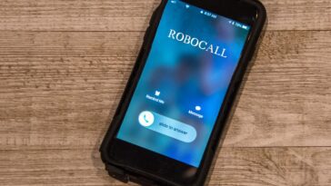 Les opérateurs de télémarketing interdits reçoivent une amende record de 300 millions de dollars pour une entreprise d'escroquerie aux garanties automobiles 17 Banned robocallers receive record-breaking $300 million fine for auto-warranty scam enterprise