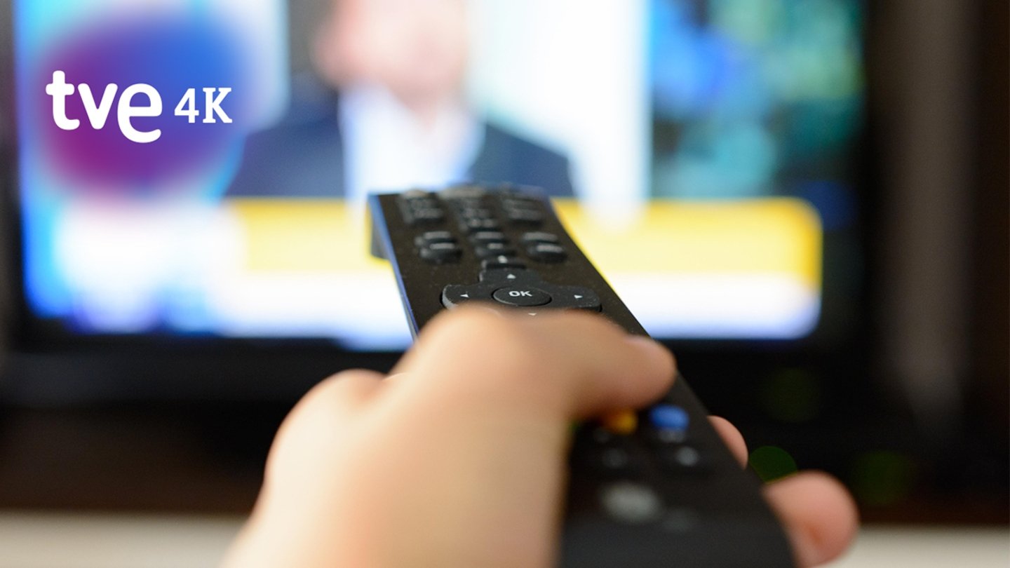 Comment enregistrer des programmes de la TNT étape par étape 3 Télécommande de télévision, téléviseur et logo de TVE UHD 4K RTVE