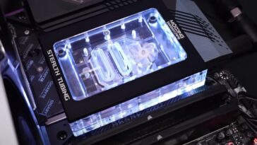 Bloc de refroidissement de CPU furtif cache les tuyaux derrière la carte mère 18 Stealth CPU water block hides tubing behind the motherboard