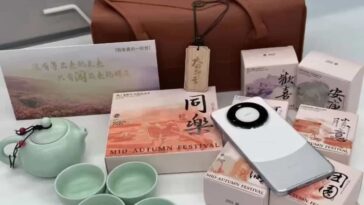 Huawei envoie des téléphones Mate60 à son personnel pendant le festival de la mi-automne 16 Mate60 phones
