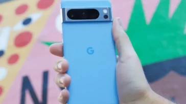 Google Resolves Pink Text Bug on Pixel 8 Pro Always-On Screen