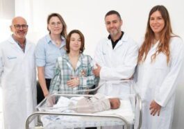 O bebé espanhol Derek Eloy chegou ao mundo na maternidade do Hospital Juaneda Miramar, em Maiorca, e é fruto de uma gravidez partilhada entre Azahara (de 27 anos) e Estefanía (de 30 anos).