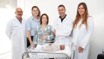 Le premier bébé européen conçu par deux femmes lors d'une grossesse partagée est né 14 O bebé espanhol Derek Eloy chegou ao mundo na maternidade do Hospital Juaneda Miramar, em Maiorca, e é fruto de uma gravidez partilhada entre Azahara (de 27 anos) e Estefanía (de 30 anos).