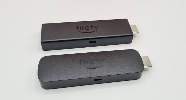 Qu'est-ce qu'un Fire TV Stick ? 8 Comparaison ici : en haut, le Fire TV Stick 4K Max de 1re génération, en bas, le nouveau modèle. (Photo : Sven Wernicke)