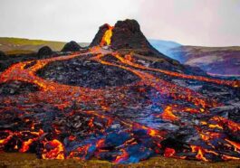 L'Islande tremble avec plus de mille séismes et déclare l'état d'urgence 54 Imagem de vulcão na Islândia que voltou a ter forte atividade vulcânica