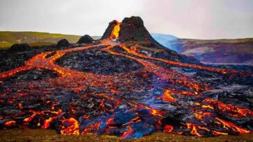 L'Islande tremble avec plus de mille séismes et déclare l'état d'urgence 6 Imagem de vulcão na Islândia que voltou a ter forte atividade vulcânica