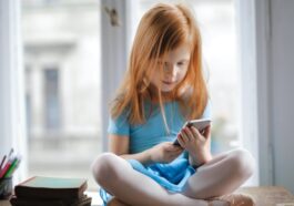 Criança no smartphone na Internet