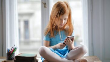 L'utilisation excessive de technologie nuit au cerveau des enfants, affirme une étude 1 Criança no smartphone na Internet