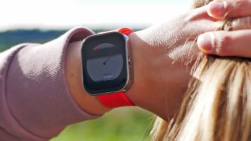 Découvrez la montre connectée, écouteur et chargeur ultra minimalistes de CMF pour les petits budgets (marque de Nothing) 1 Cmf Watch Pro By Nothing