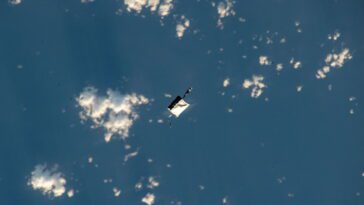 Les astronautes laissent tomber un sac d'outils dans l'espace. Maintenant, il... 4 Saco de ferramentas perdido por astronautas da NASA perto da ISS e visível da Terra