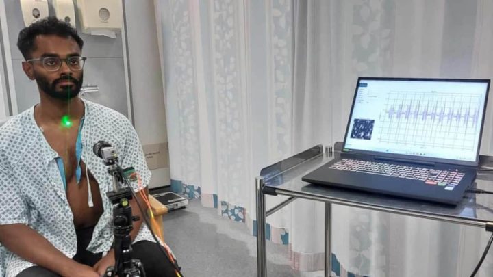 Un patient analysé par le laser basé sur l'IA, à l'hôpital universitaire Queen Elizabeth, à Glasgow