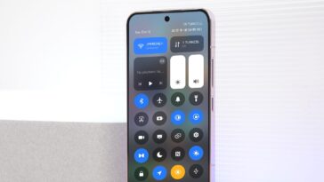 Comparaison de MIUI 14 vs HyperOS Control Center 20 MIUI 14 vs HyperOS Control Center Comparison