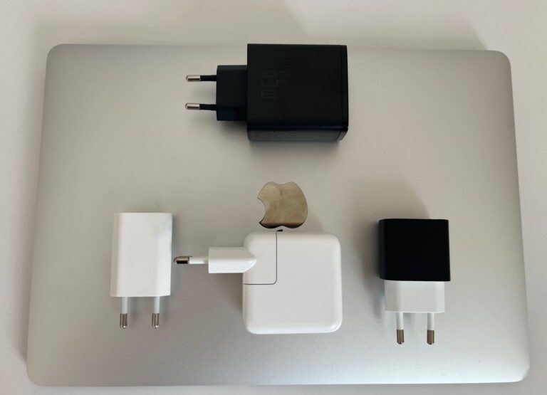 Quatre chargeurs sur un MacBook Air