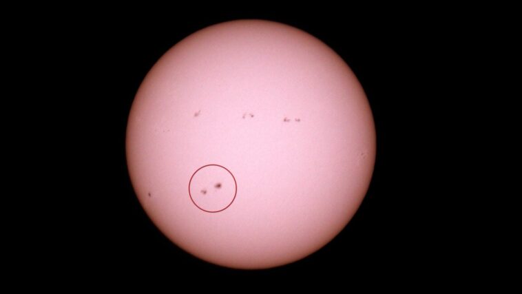 La tache solaire devient 4 fois plus grande en deux jours : risque d'éruption extrême vers la Terre 1 Macchia solare diventa 4 volte più grande in due giorni: rischio brillamento estremo verso la Terra