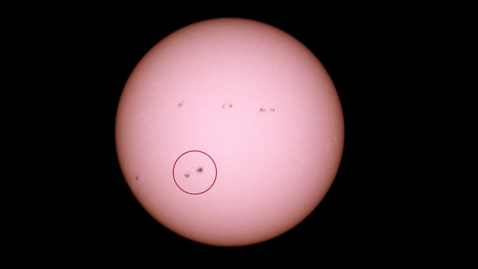 Macchia solare diventa 4 volte più grande in due giorni: rischio brillamento estremo verso la Terra