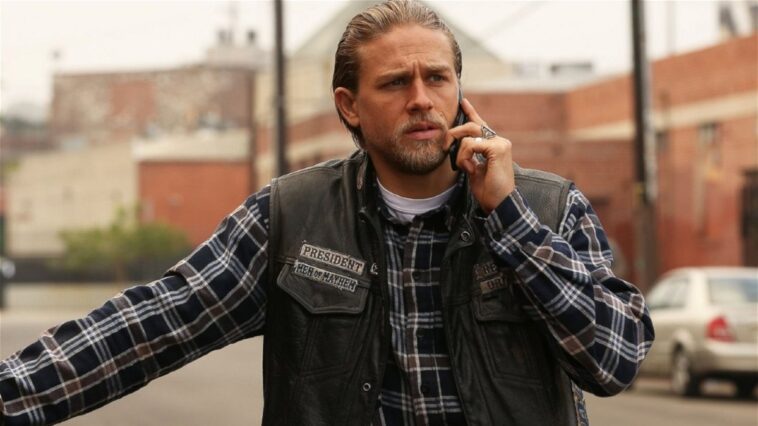 Charlie Hunnam a failli être Anakin Skywalker dans Star Wars : Épisode II - L'attaque des clones 1 Charlie Hunnam casi fue Anakin Skywalker en Star Wars: Episodio II - El ataque de los clones