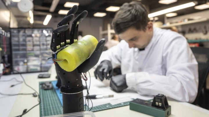 Prothèses bioniques permettent aux soldats ukrainiens blessés de retrouver leurs membres après la guerre 3 L'ingénieur Oleksandr fabriquant des prothèses pour les soldats ukrainiens à l'usine Esper Bionics, à Kyiv, en Ukraine. Crédit : AP Photo/Evgeniy Maloletka