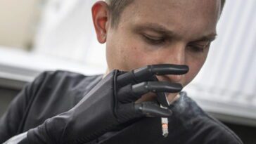 Prothèses bioniques permettent aux soldats ukrainiens blessés de retrouver leurs membres après la guerre 30 Alex Cholas, o ucraniano com quem a Associated Press falou sobre os membros biónicos, a fumar um cigarro