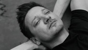 Jeremy Renner está a punto de volver a la acción tras el accidente que casi le cuesta la vida hace un año