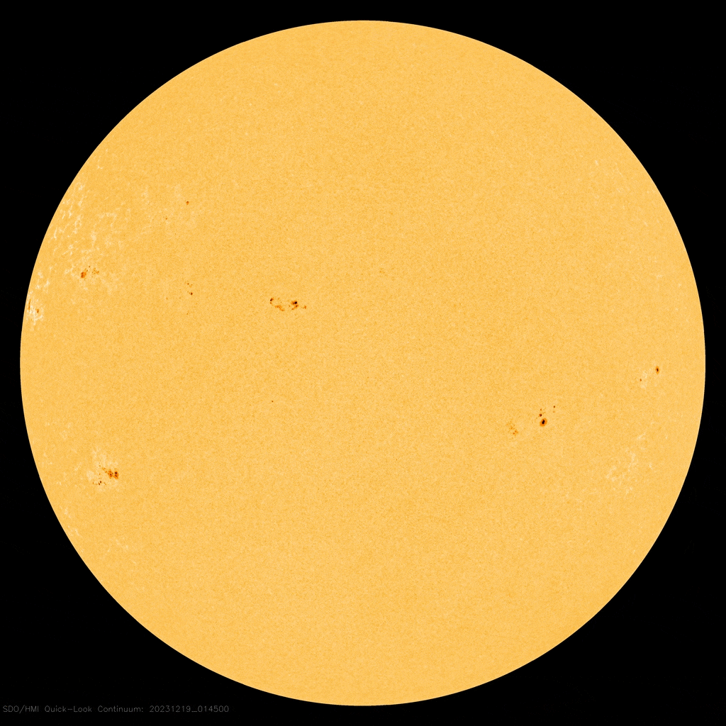 La tache solaire devient 4 fois plus grande en deux jours : risque d'éruption extrême vers la Terre 3 La croissance de la tache solaire AR3529 (en bas à droite). Crédit : NASA / SDO