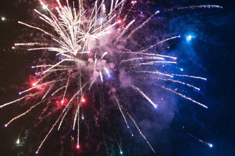 Qu'y a-t-il à l'intérieur des feux d'artifices du Nouvel An et pourquoi polluent-ils autant 1 Cosa c’è dentro i botti di Capodanno e perché inquinano tanto