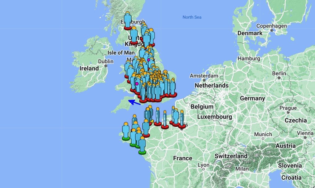 Grosse météore enflammée déchire les cieux de l'Europe : plus de 100 signalements de France et du Royaume-Unis 3 Segnalazioni della meteora che ha attraversato i cieli d'Europa nella notte di sabato 30 dicembre. La freccia in blu indica la possibile traiettoria / Credit: American Meteor Society