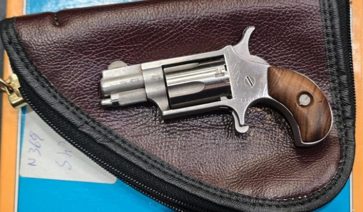 Comment fonctionne le mini-pistolet du député Pozzolo : c'est un North American Arms LR22 1 Come funziona la mini-pistola del deputato Pozzolo: è una North American arms LR22