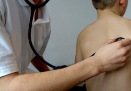 Bronchioliti in bambini e neonati, quali sono i sintomi e come si cura l’infezione respiratoria