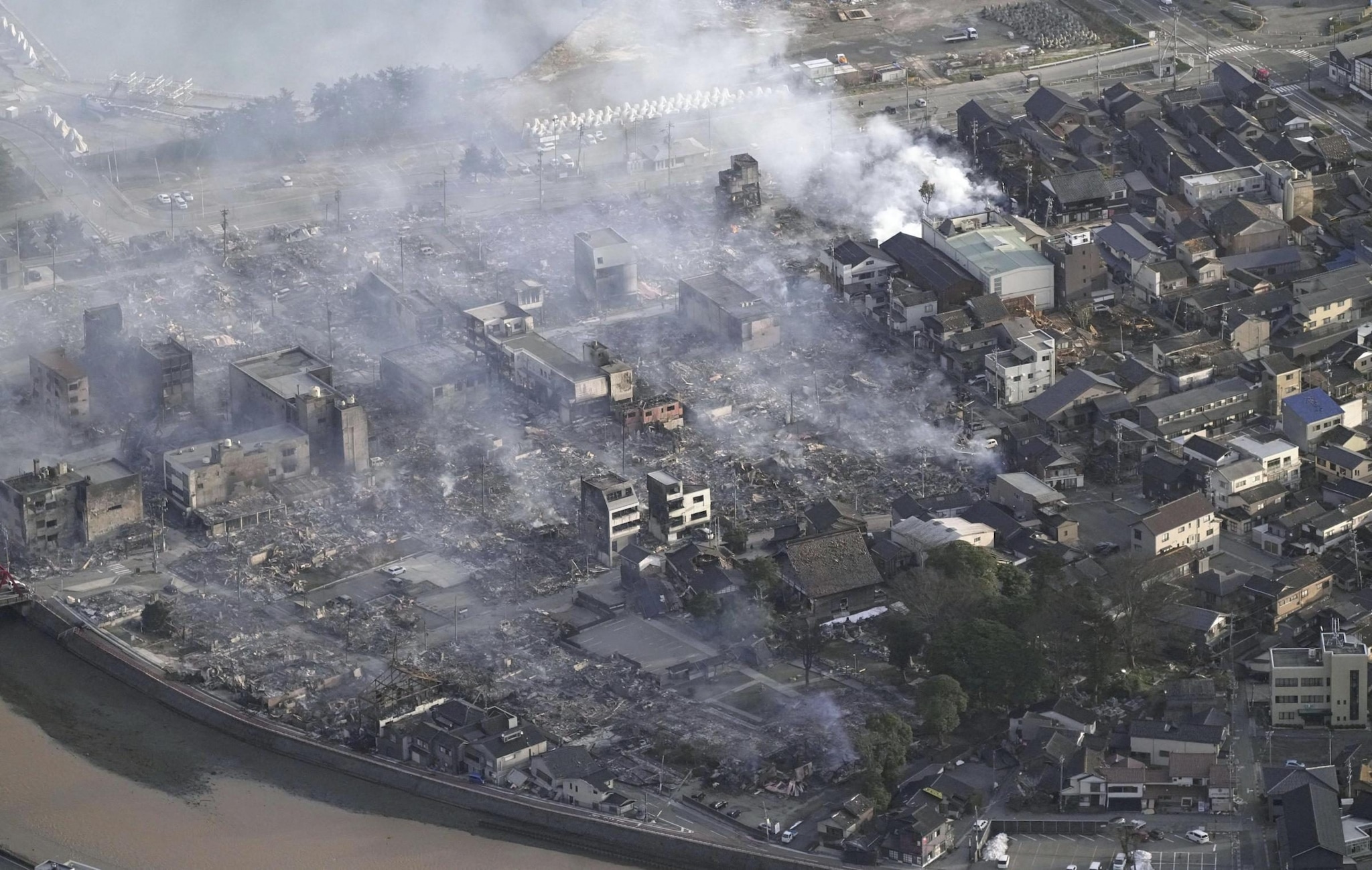 Japon, ports inutilisables après le tremblement de terre : sol soulevé de 4 mètres et mer retirée de 200 mètres 3 1704715554 851 Japon ports inutilisables apres le tremblement de terre sol