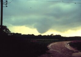 Cosa sono le nuvole a imbuto che si trasformano in tornado: le immagini spettacolari