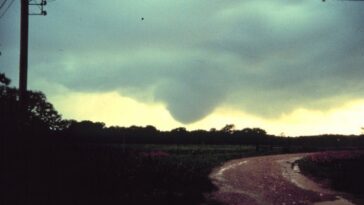 Qu'est-ce que les nuages en entonnoir qui se transforment en tornade : les images spectaculaires 7 Cosa sono le nuvole a imbuto che si trasformano in tornado: le immagini spettacolari