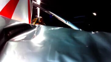 La navette spatiale américaine qui a échoué en route vers la Lune est revenue sur Terre et s'est... 9 Imagem da nave espacial Peregrine Mission One onde se vê um grave dano e não seguiu para a Lua. Acabou por