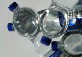 L’acqua in bottiglia contiene molte più nanoplastiche di quanto pensiamo