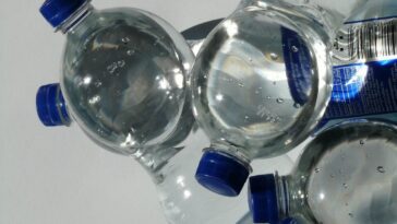 L'eau en bouteille contient beaucoup plus de nanoplastiques que nous ne pensons 26 L’acqua in bottiglia contiene molte più nanoplastiche di quanto pensiamo