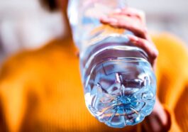 L'eau en bouteilles en plastique contient un quart de million de nanoplastiques 74 Água engarrafada