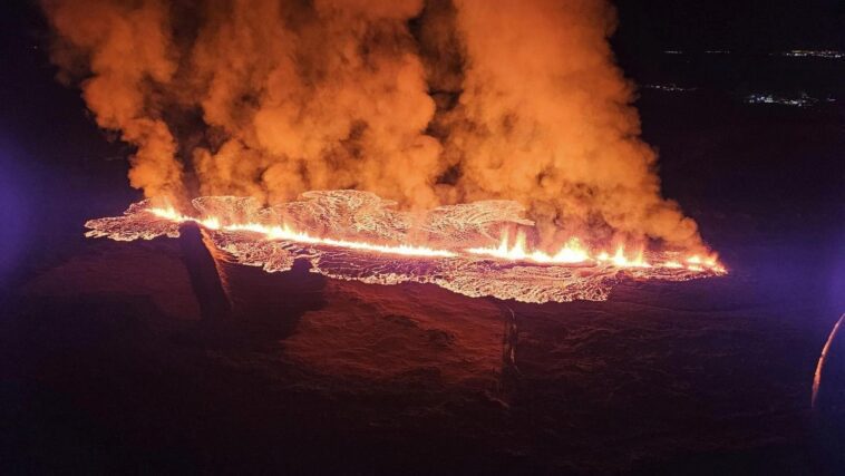 Islande, les images de la lave qui brûle une maison et détruit les rues de Grindavik 1 Islanda, le immagini della lava che brucia una casa e distrugge le strade di Grindavik