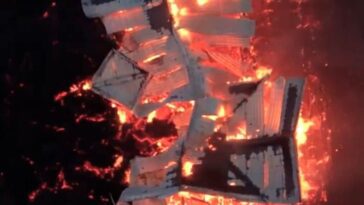 En Islande, la lave brûle les maisons : maintenant on craint pour un troupeau de moutons resté piégé 5 In Islanda la lava brucia le case: ora si teme per un gregge di pecore rimasto intrappolato