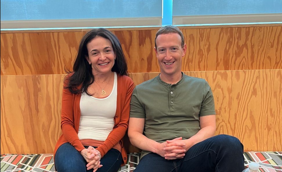 Dopo 14 anni la direttrice di Meta si dimette e lascia solo Mark Zuckerberg: cosa sta succedendo